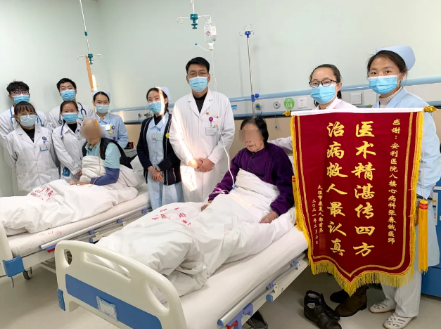 溫暖的陪伴、細(xì)心的照顧，兩位老人感恩贈(zèng)錦旗！