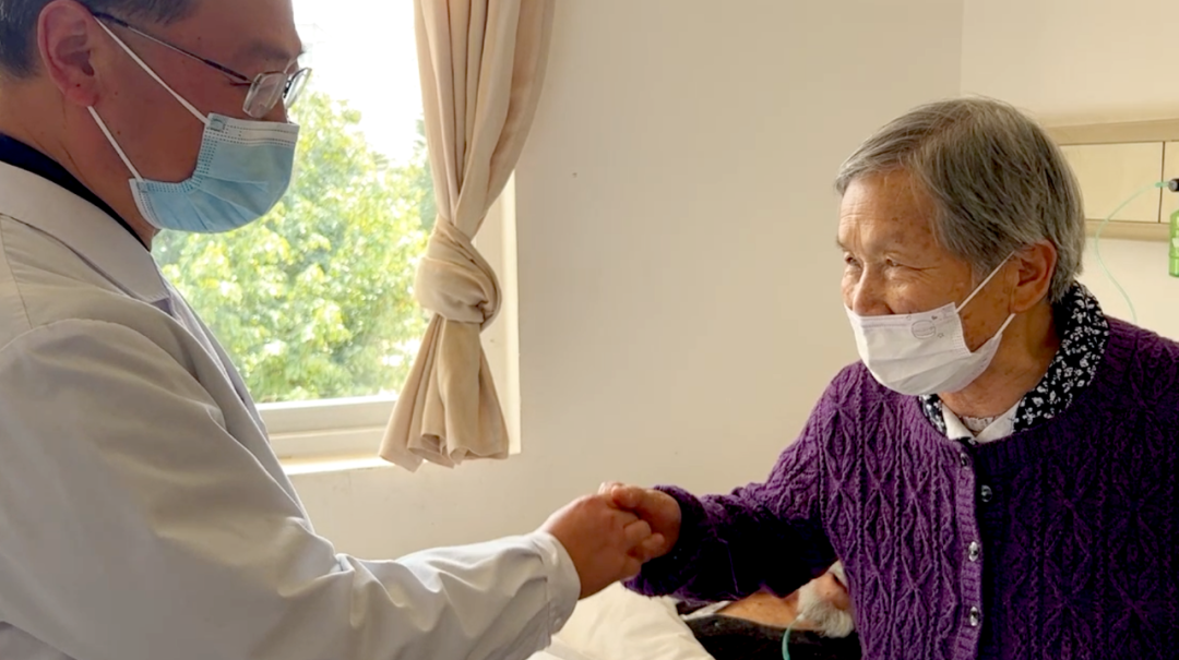 【保山安利醫(yī)院】百歲老人15年后再次到院做手術(shù)，老伴深表謝意“感謝你們給了他第二次生命”！